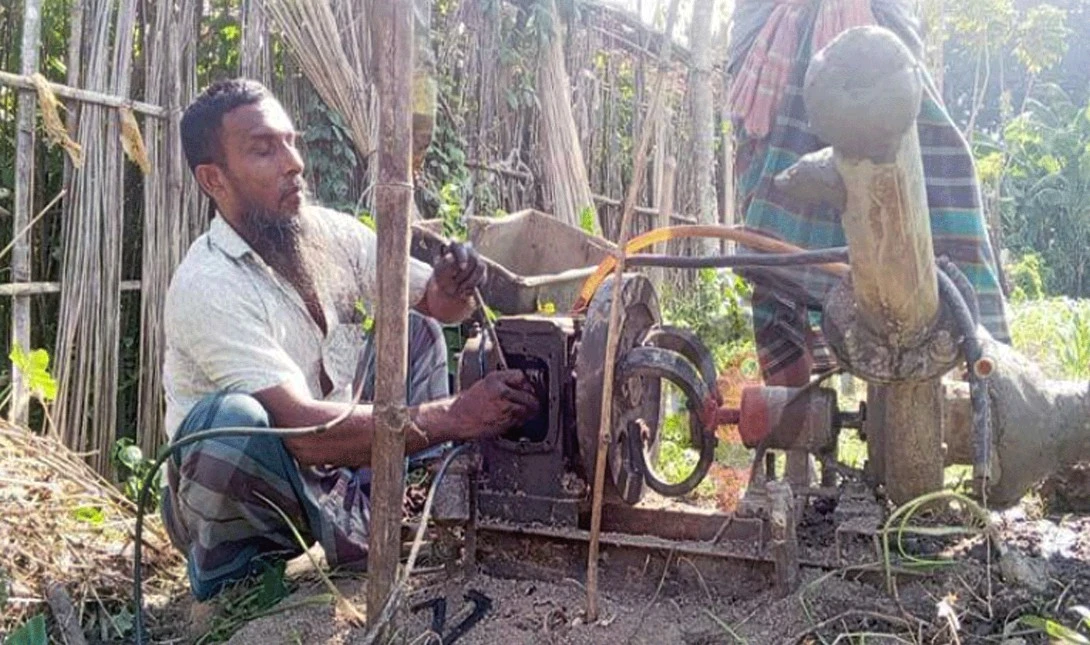 চোখে না দেখলেও হাতের ছোঁয়াতেই বুঝে ফেলেন যন্ত্রের সমস্যা